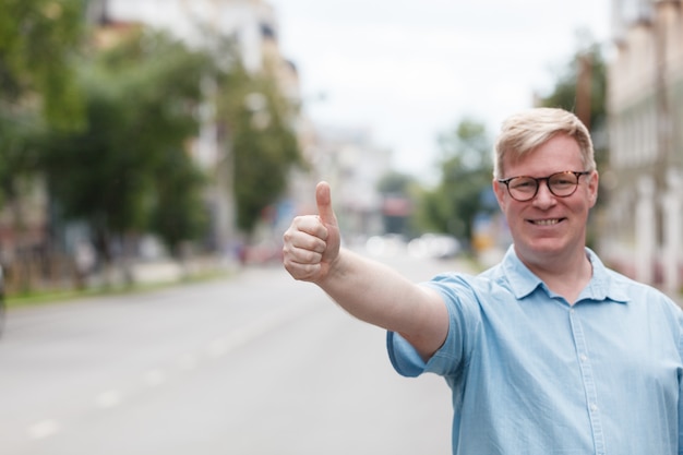 A mentor giving a thumbs-up to their mentee, who is smiling confidently, set against a backdrop of a bustling city, symbolizing encouragement, empowerment, and professional growth.